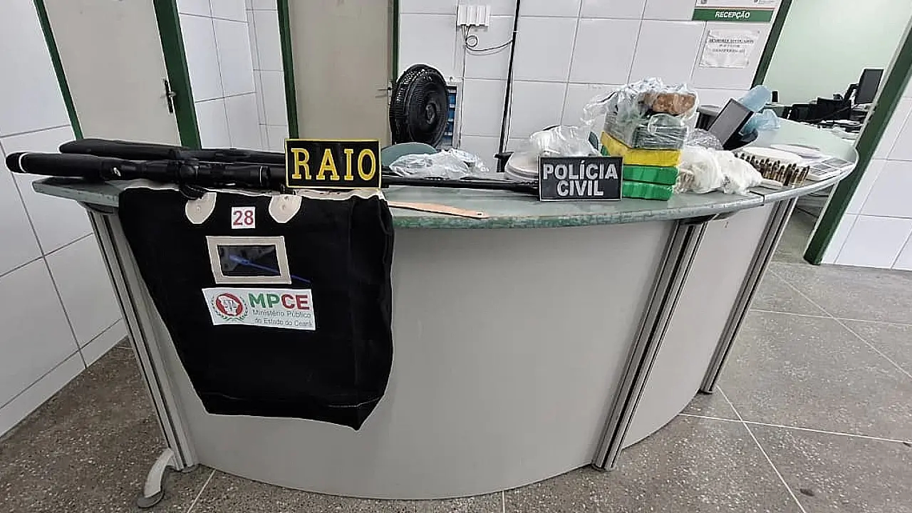 Armas e drogas apreendidas durante operação policial em Canindé.