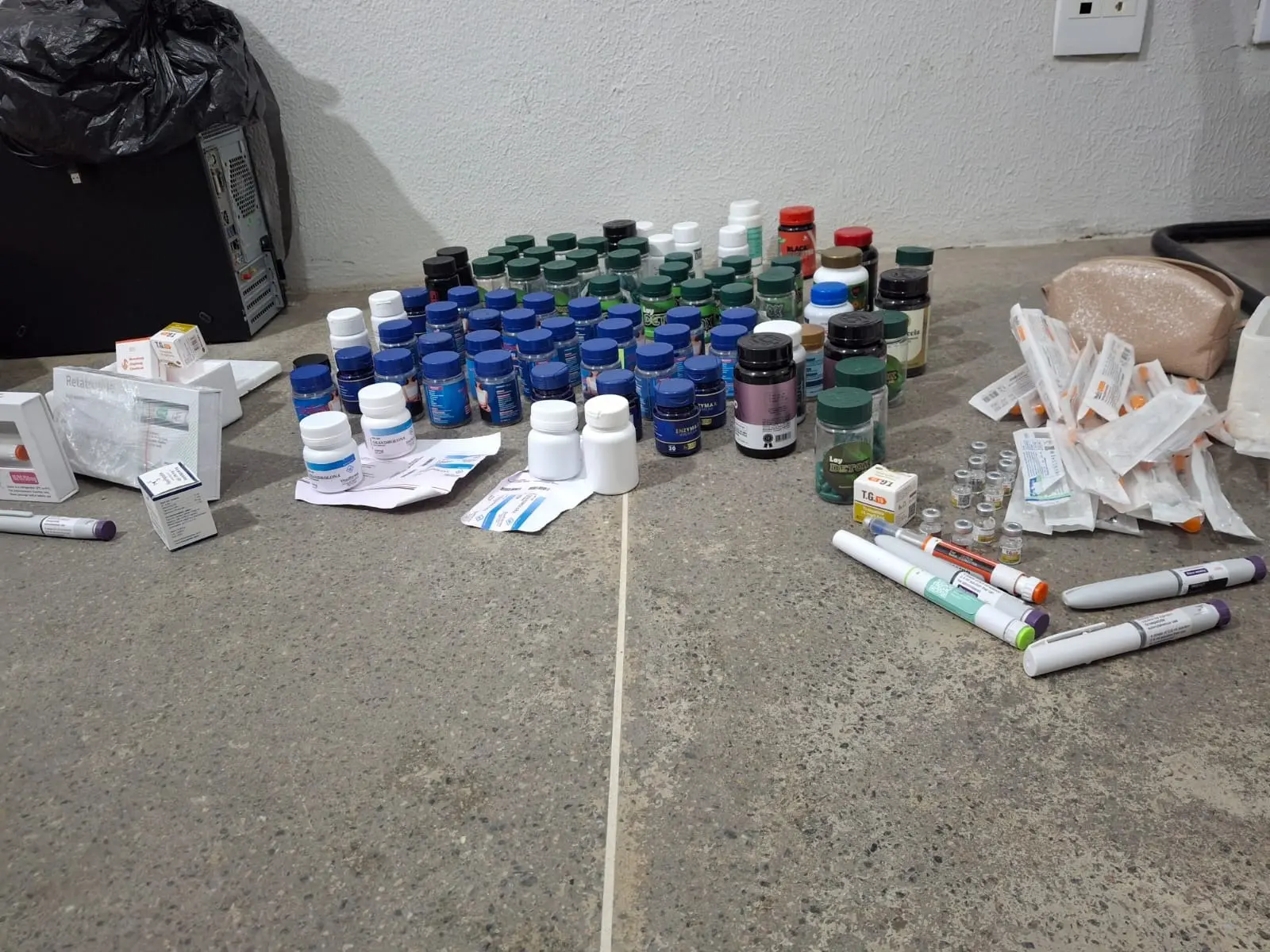 foto de apreensão de anabolizantes e canetas emagrecedoras em ação da PCCE em Fortaleza.