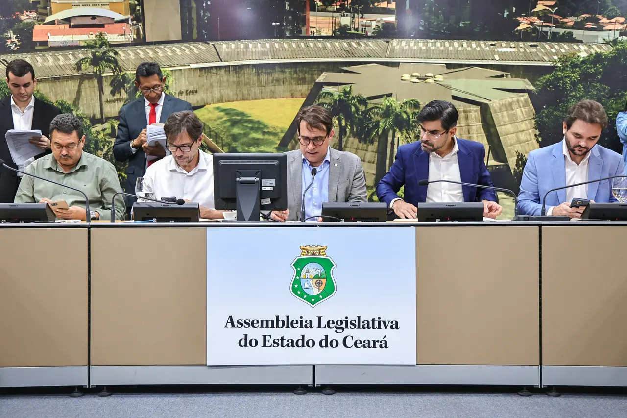 Deputados durante reunião Comissão de Constituição e Justiça da Alece desta terça-feira.