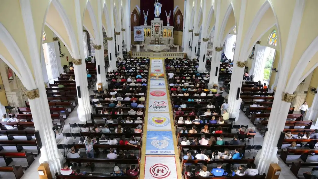 Celebração de Corpus Christi em igreja de Fortaleza.