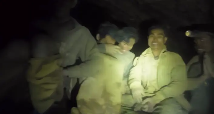 Pessoas presas em caverna.