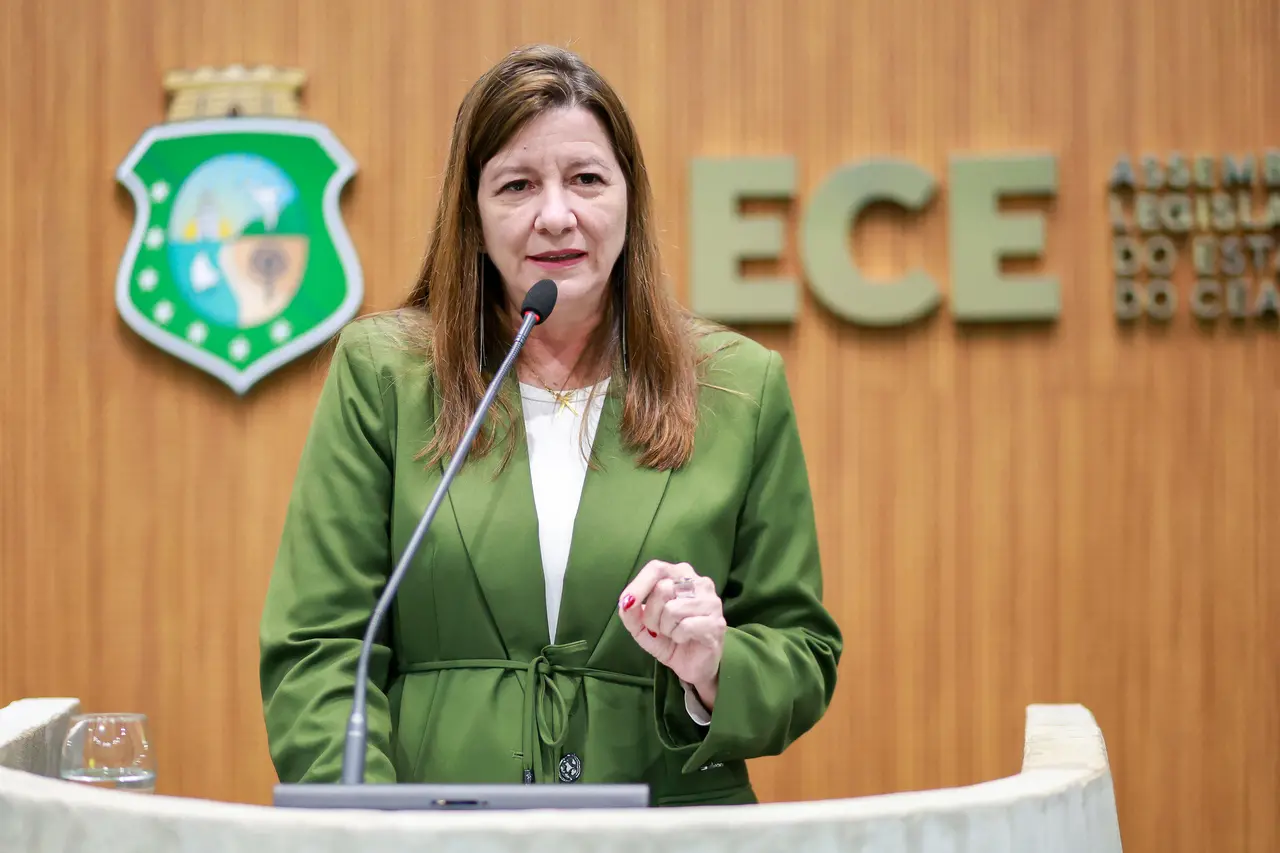 Lia Gomes durante discurso na tribuna da Assembleia Legislativa do Ceará (Alece).