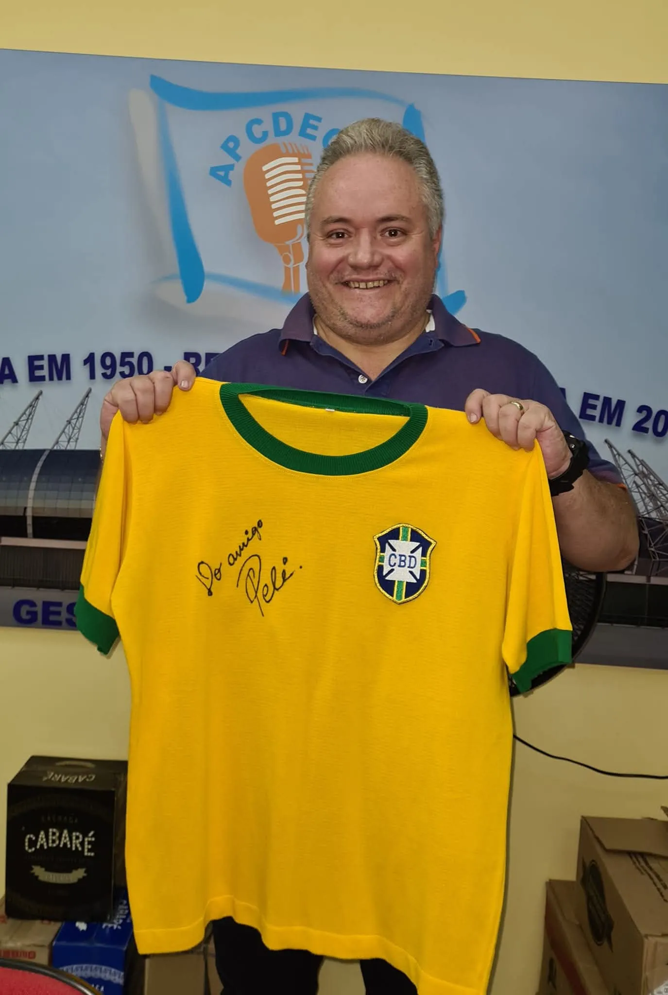 Alano Maia com a camisa assinada por Pelé.