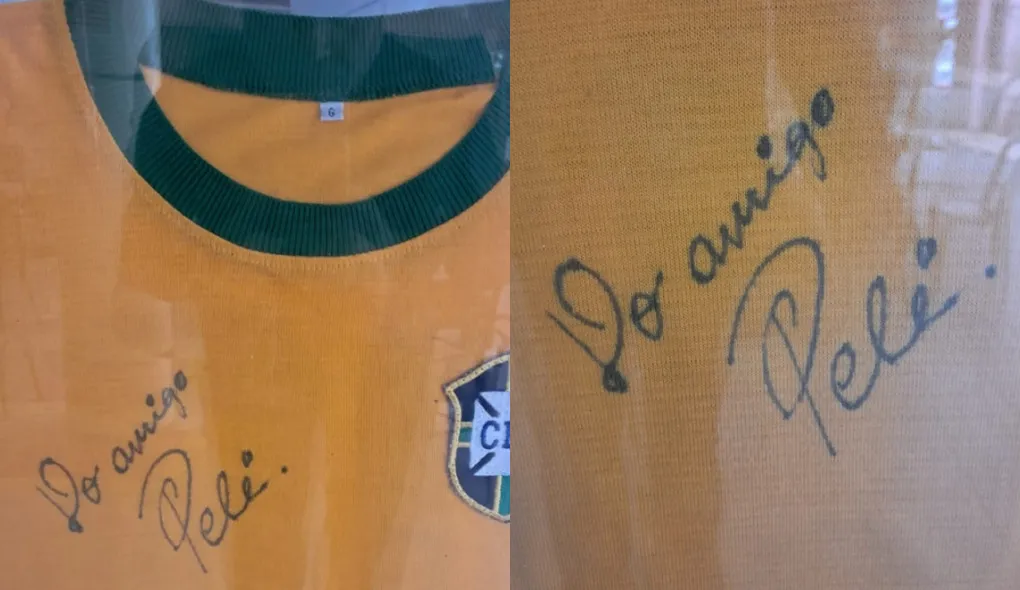 Camisa autografada por Pelé.