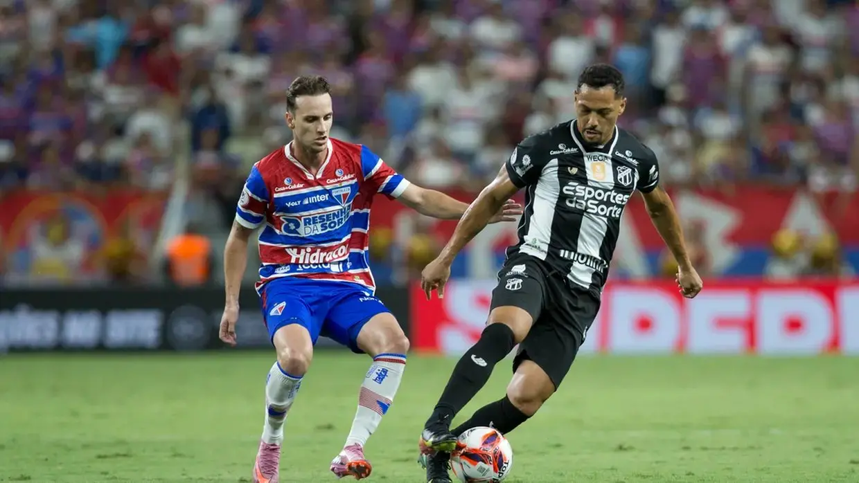 Atletas de Ceará e Fortaleza em ação pelo Clássico-Rei