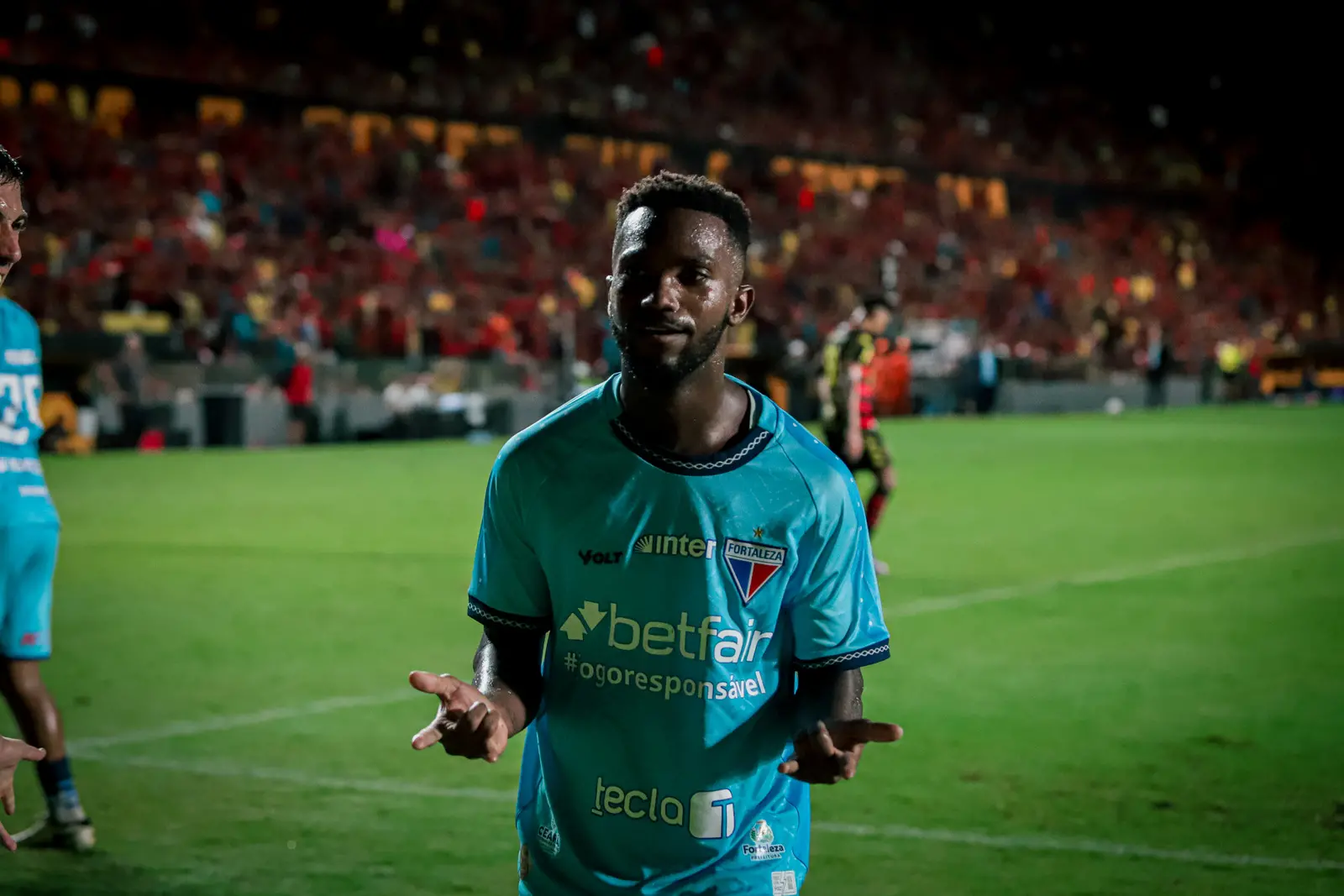 Vitinho comemora um dos gols do Fortaleza