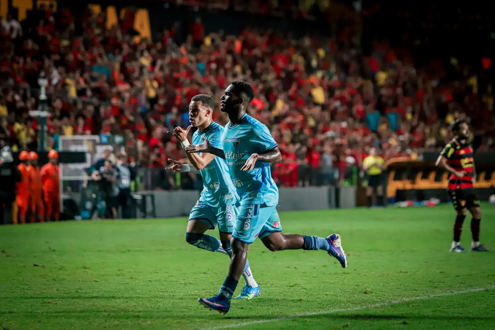 Atletas do Fortaleza comemoram gol