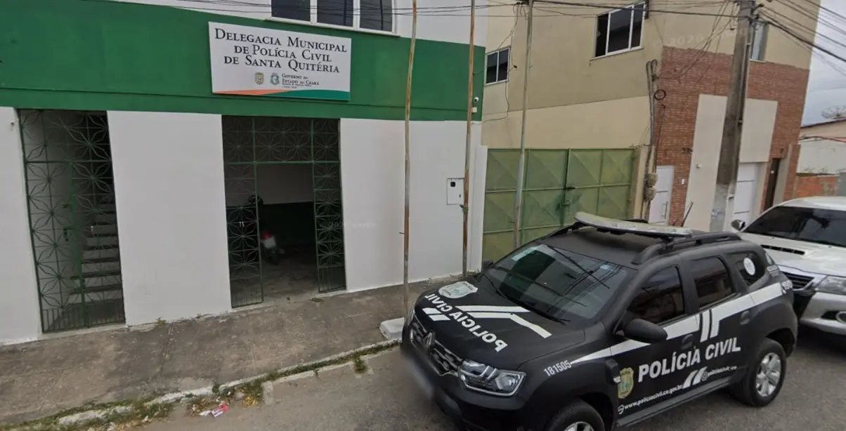 Viatura da Polícia Civil em frente à Delegacia de Santa Quitéria.