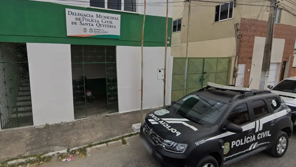 Viatura da Polícia Civil em frente à Delegacia de Santa Quitéria.