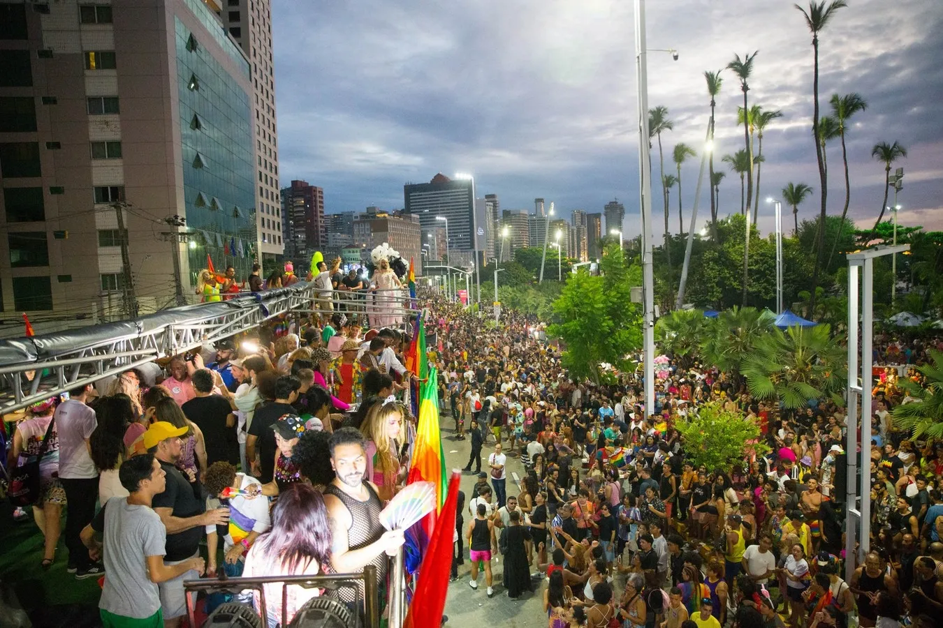 Amplo poder de compra da população LGBTQIAPN+ não pode ser confundido com disfarce em busca de lucro, alertam especialistas.