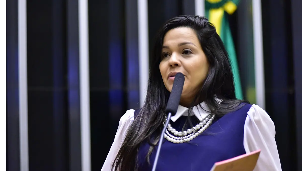 Deputada Priscila Costa, discursando em microfone na Câmara dos Deputados.