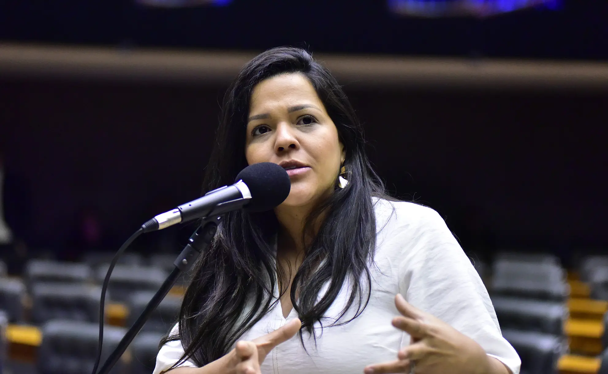 Deputada Priscila Costa, discursando em microfone na Câmara dos Deputados.