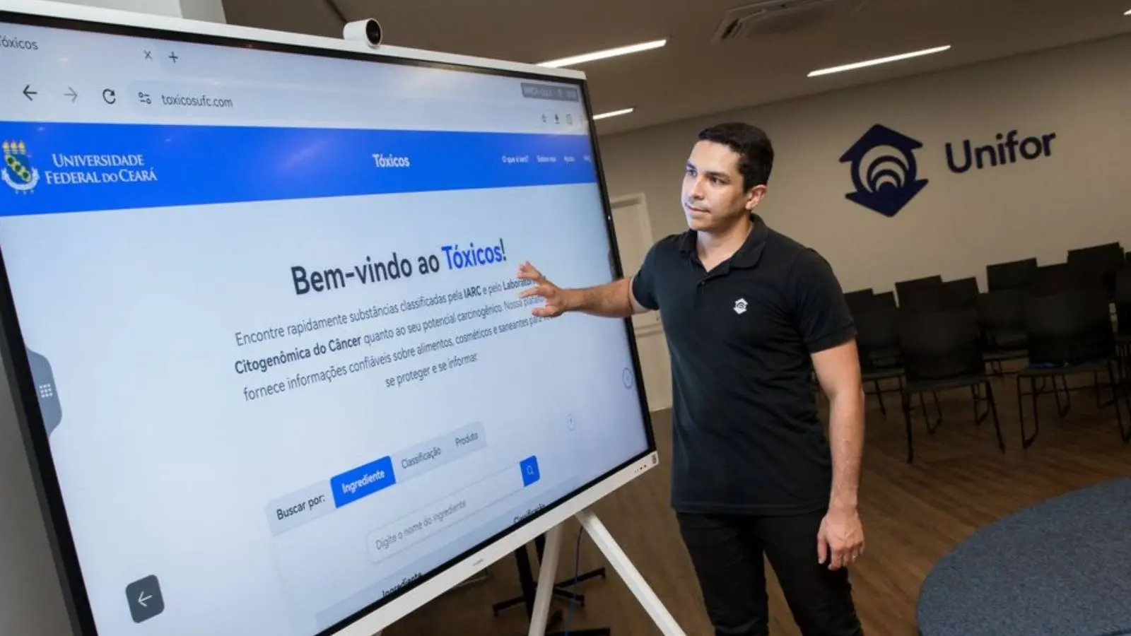Na imagem, o professor da Unifor, Pedro Pinheiro, apresenta a plataforma Tóxicos, criada em parceria entre a Unifor e a UFC.
