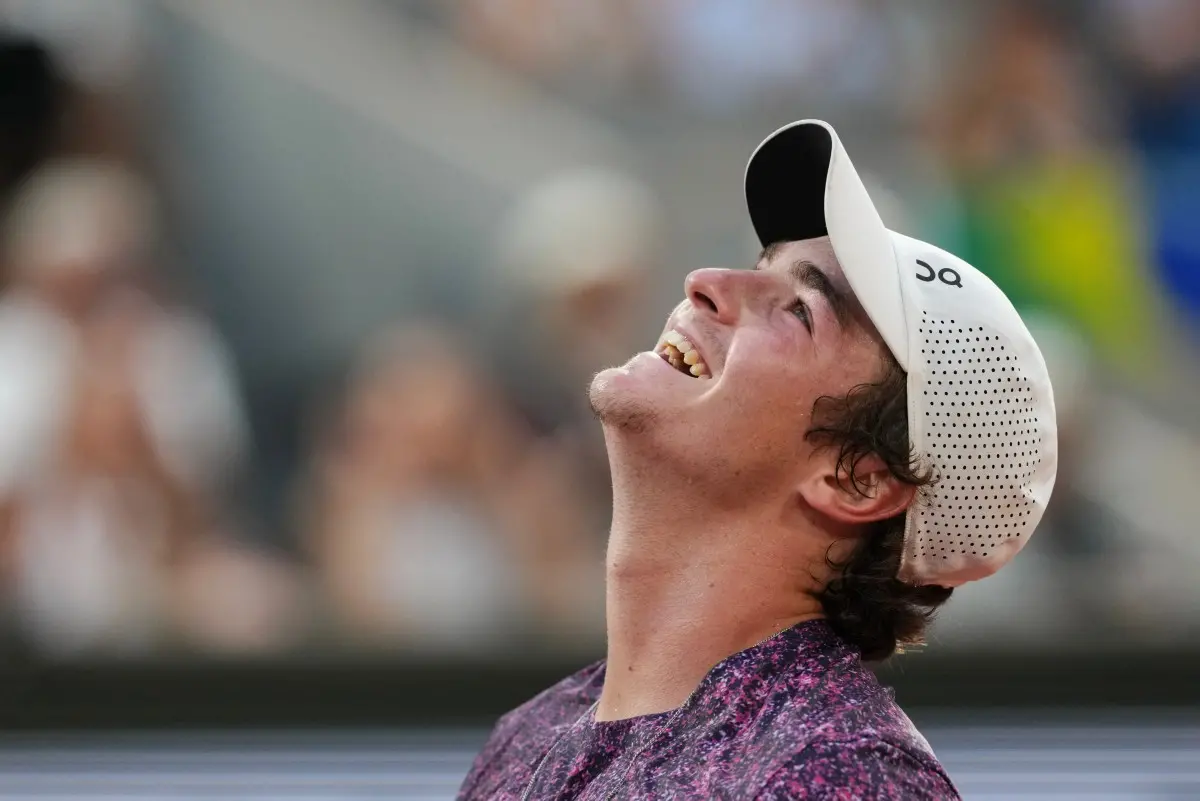 Imagem da notícia João Fonseca faz história e vence Djokovic em Roland Garros