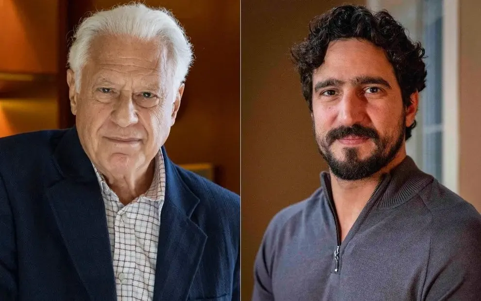 Foto de perfil dos atores Antônio Fagundes, vestindo um blazer azul-marinho e uma camisa branca, e Renato Góes, vestindo uma blusa cinza com gola com zíper.