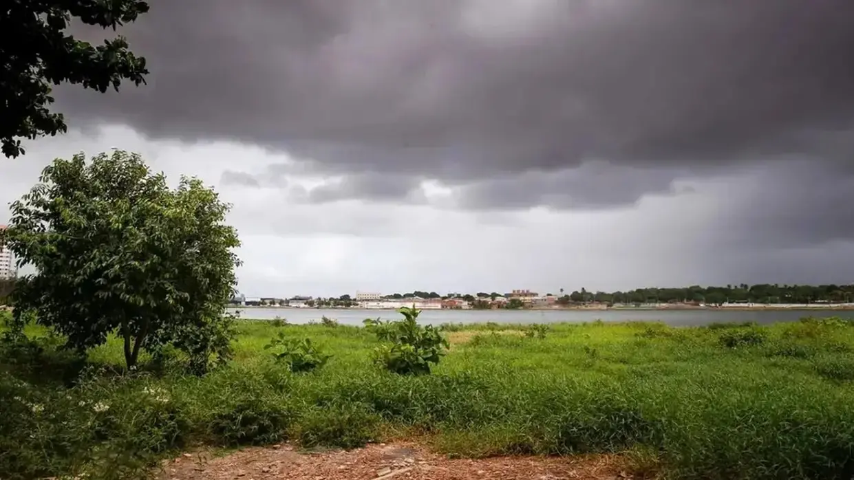 Imagem mostra céu nublado, com nuvens significativamente carregadas no horizonte.