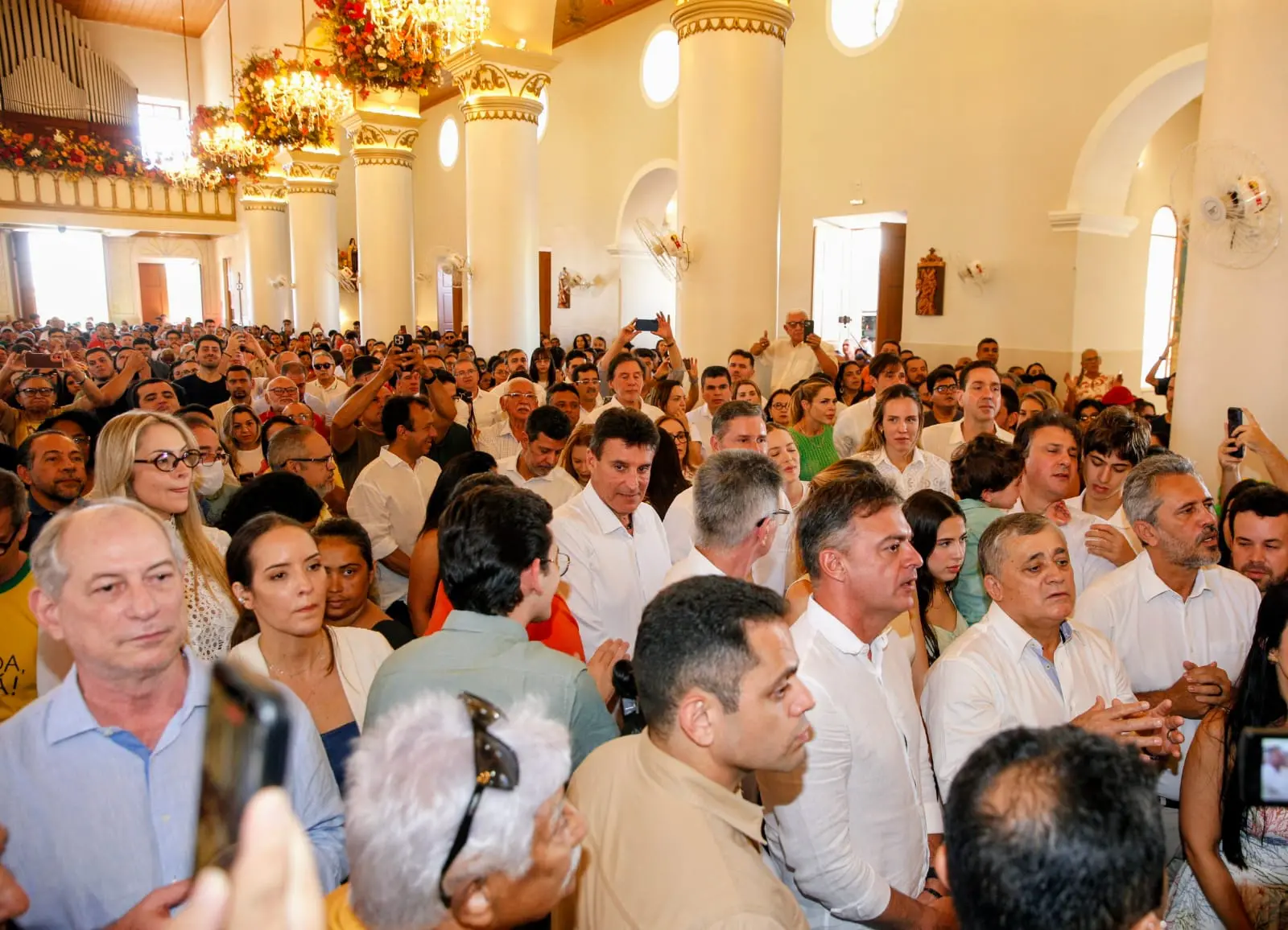 Imagem da notícia: Missa de Santo Antônio, em Barbalha, tem Elmano e Ciro com aliados em lados opostos