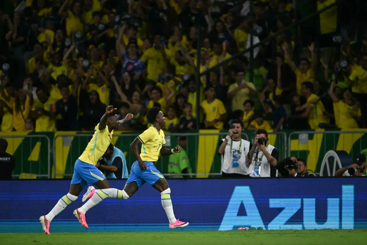 Imagem da notícia Vini Jr celebra vitória do Brasil no Maracanã e exalta Neymar: 'Nosso ídolo'