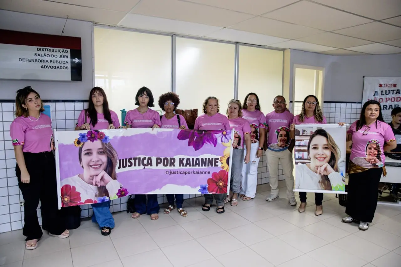 Amigos e familiares de Kaianne no Fórum para acompanhar audiência.