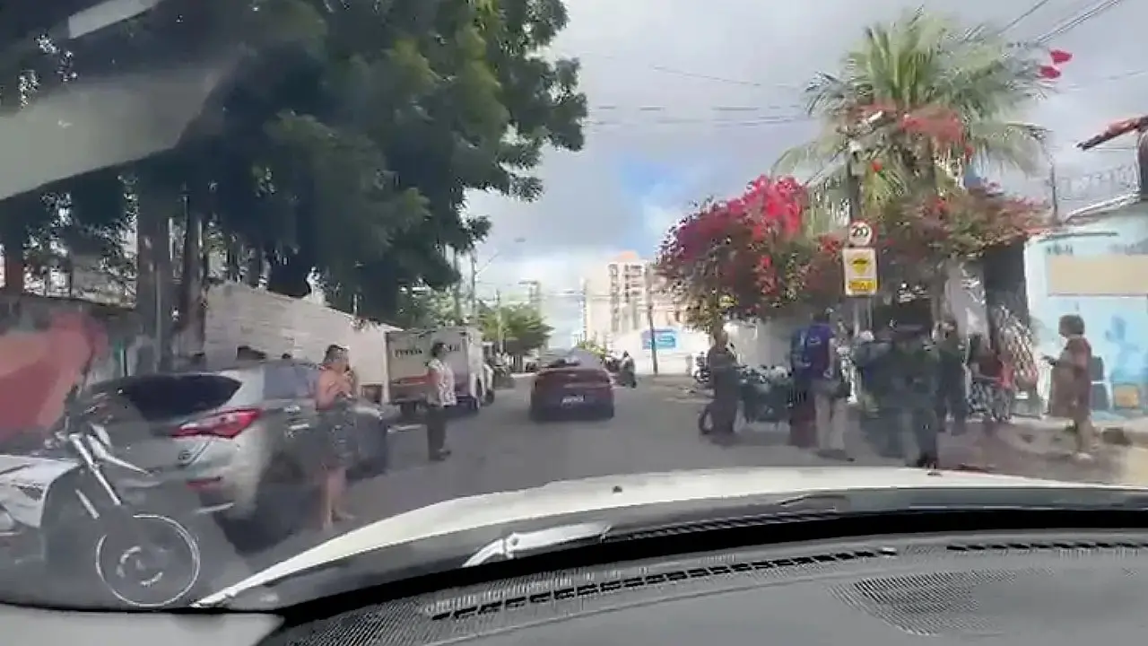 Carro da Pefoce acionado para retirada de corpo de via pública no bairro Meireles, em Fortaleza.