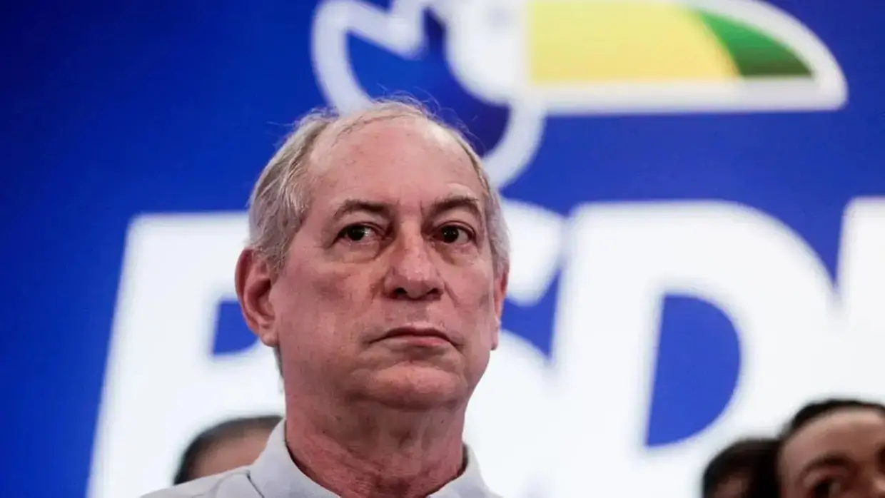 Ciro Gomes durante evento do PSDB. Ele olha para o horizonte e, ao fundo, aparece um banner com a sigla PSDB.