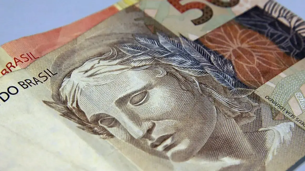 Imagem da notícia Por que o brasileiro ganha mais, mas continua endividado?