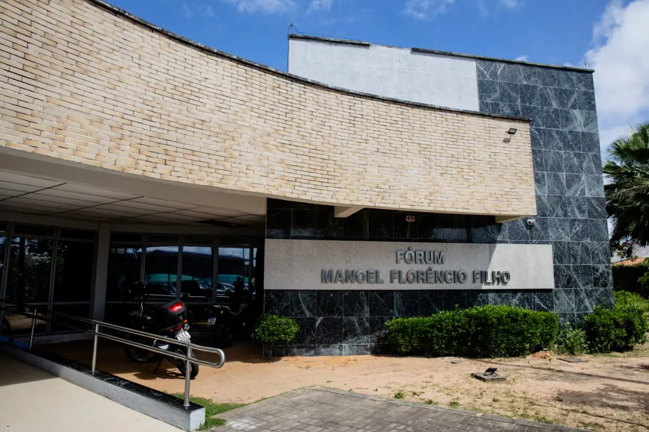 Fachada do Fórum Manuel Florêncio Filho.