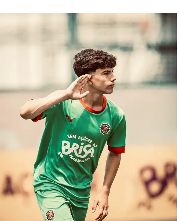 Luiz Gabriel comemora gol por time português