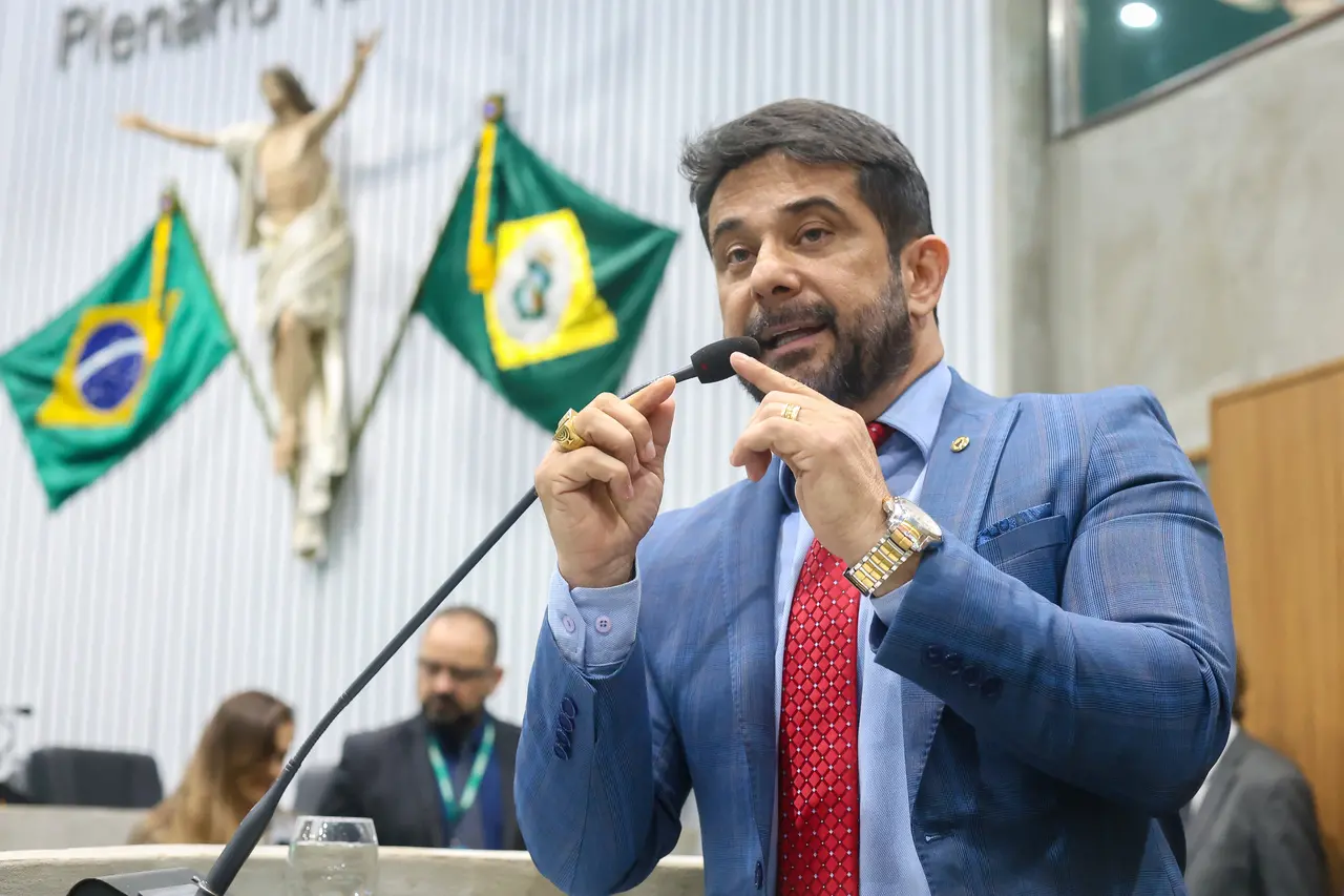 Apóstolo Luiz Henrique durante discurso na tribuna da Assembleia Legislativa do Ceará.