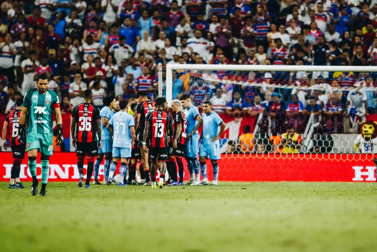 Atletas do Fortaleza reclamam da arbitragem em jogo do Vitória-BA