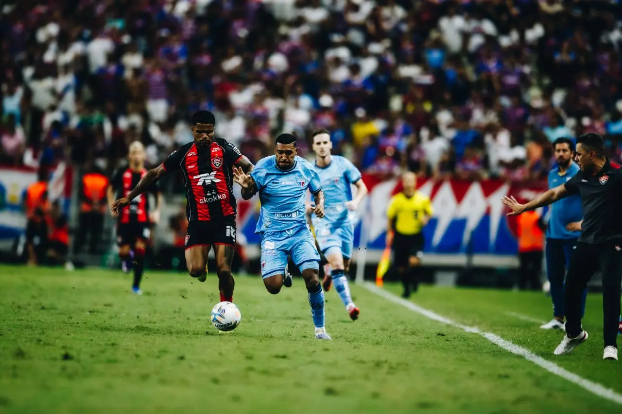 Atletas de Fortaleza e Vitoria-BA disputam bola