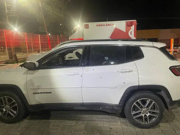 As duas jovens estavam em um veículo Jeep Compass, que foi baleado por criminosos