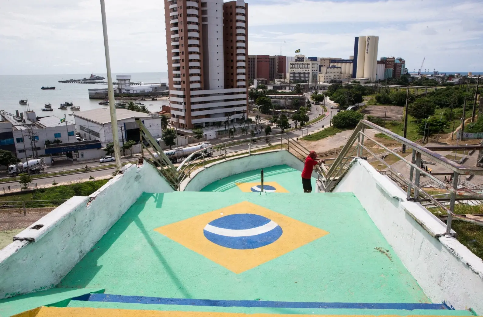 Escadaria na orla de Fortaleza pintada com a bandeira do Brasil.