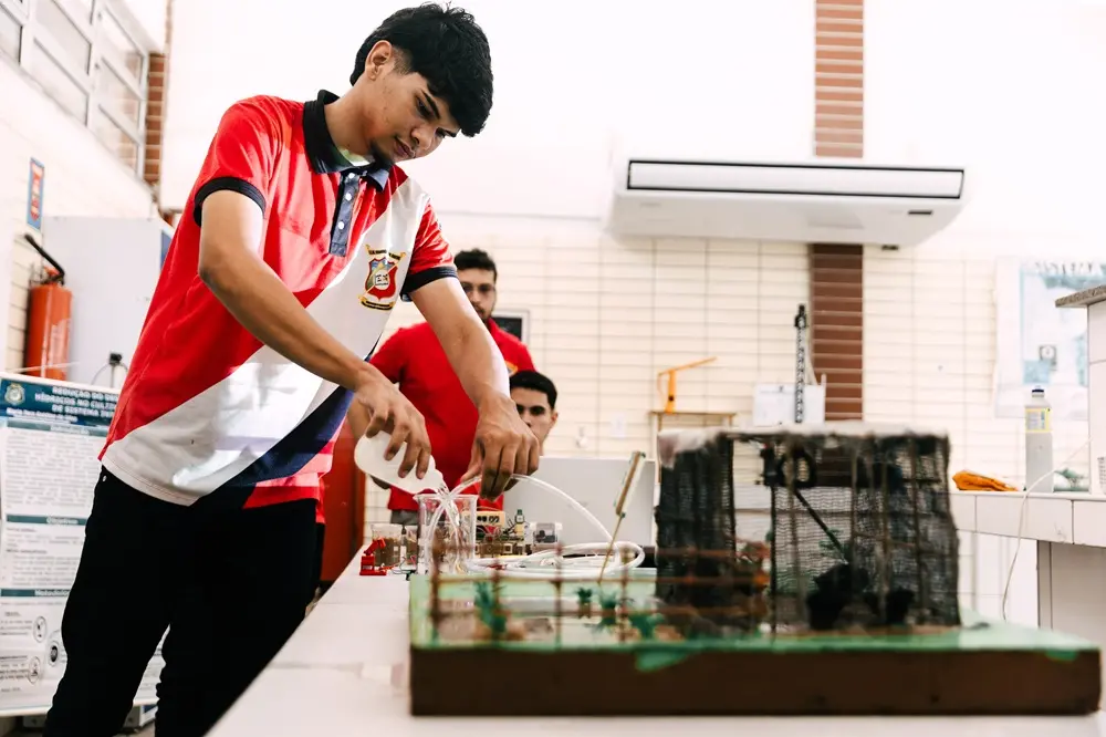 imagem de estudante em um laboratório em primeiro plano mexendo em um experimento