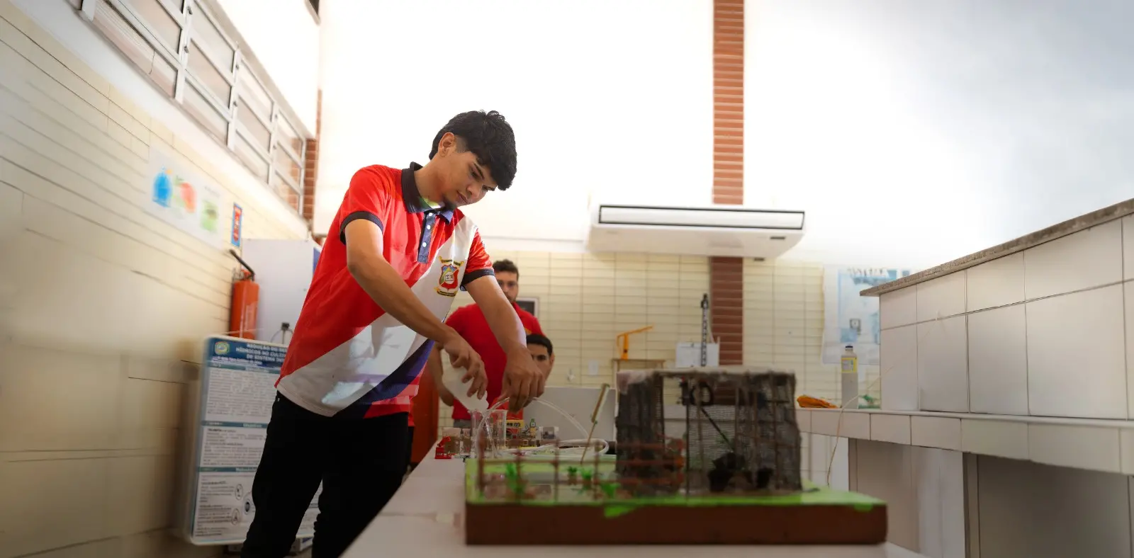 imagem de estudante em um laboratório em primeiro plano mexendo em um experimento