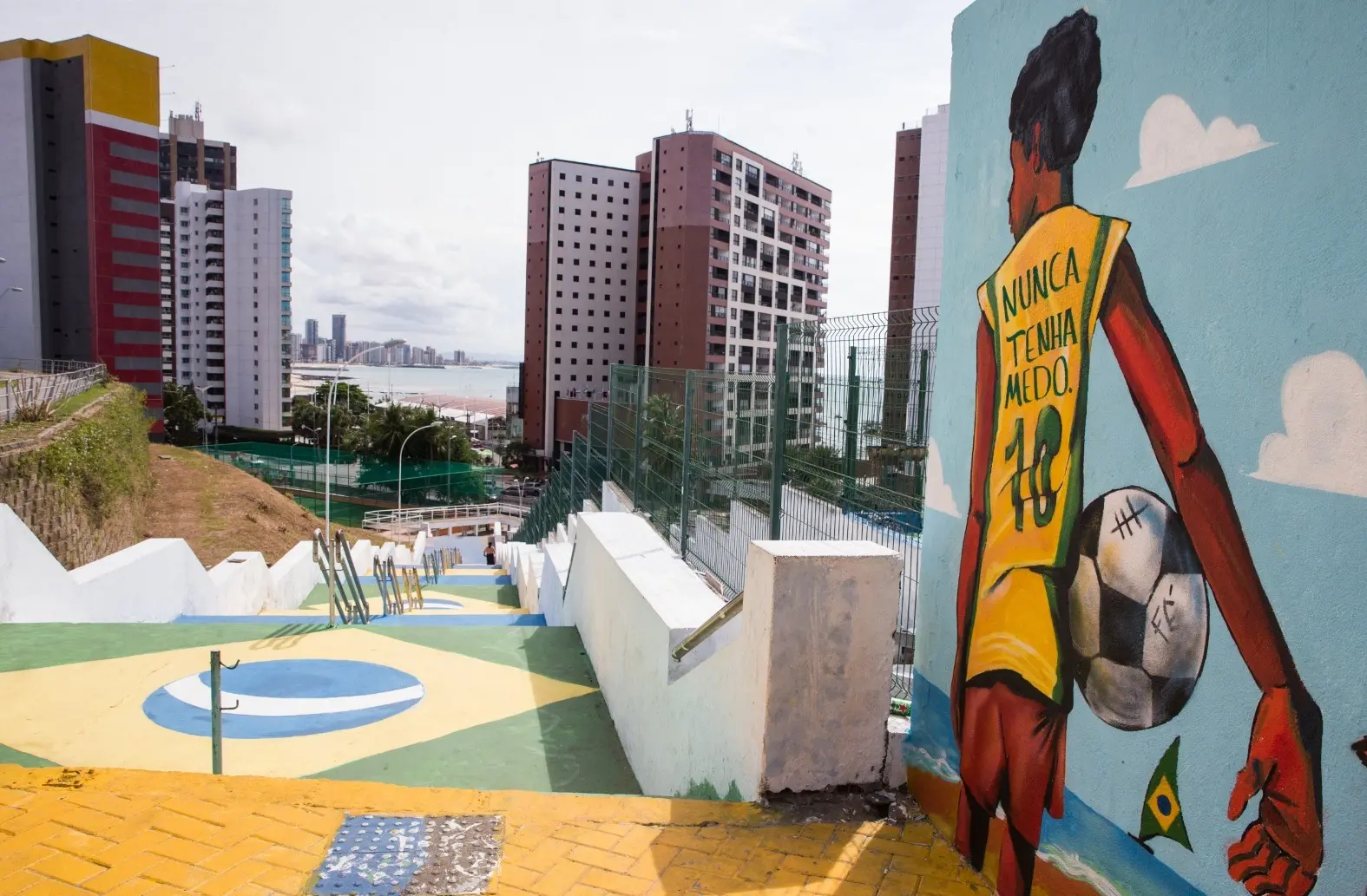Escadaria pintada com as cores da bandeira do Brasil para a Copa do Mundo.