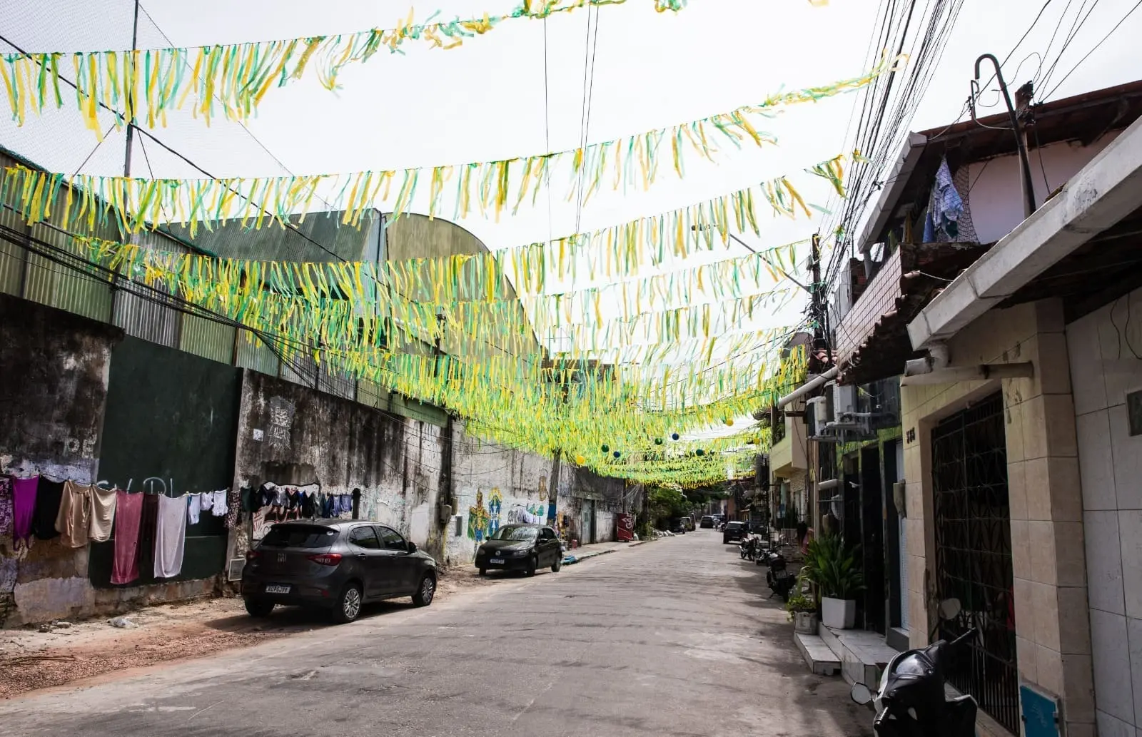 Rua com bandeirinhas em verde e amarelo.