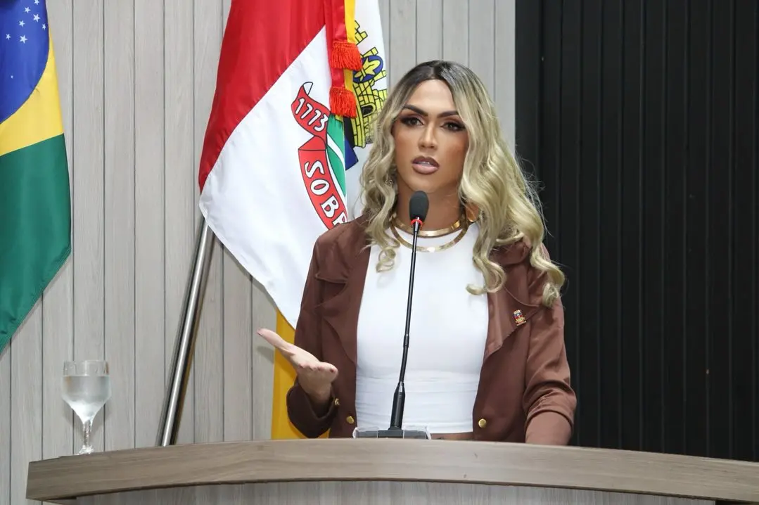 Foto da vereadora Pâmela Nara, de Sobral, em pronunciamento na Câmara Municipal.