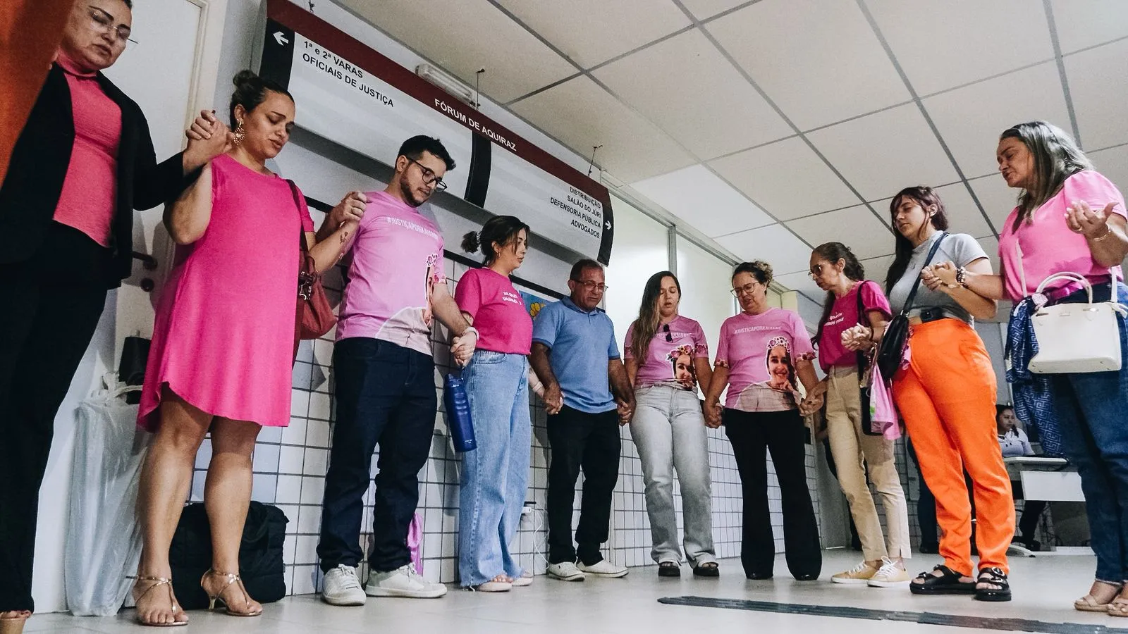 A família da vítima se reuniu para celebrar a condenação.