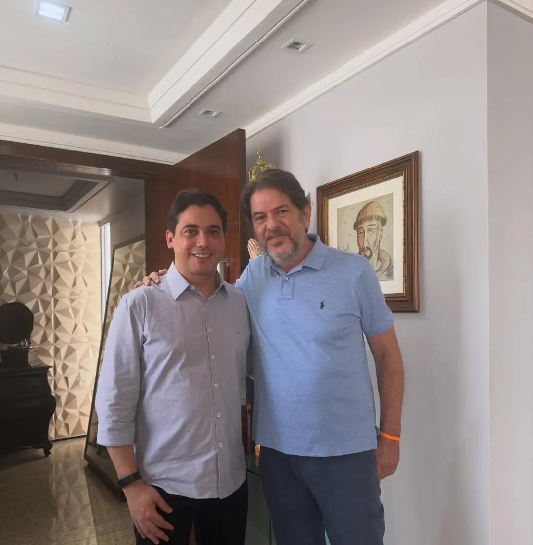 Foto de Júnior Mano ao lado de Cid Gomes.