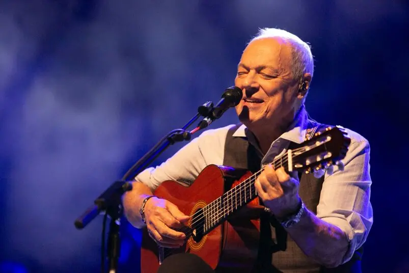 Artista se apresenta no Dia dos Namorados.