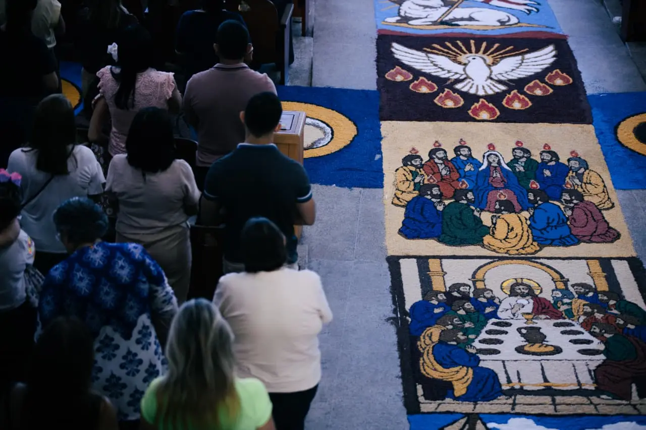 Foto que contém tapete de Corpus Christi na Igreja da Glória, em Fortaleza.