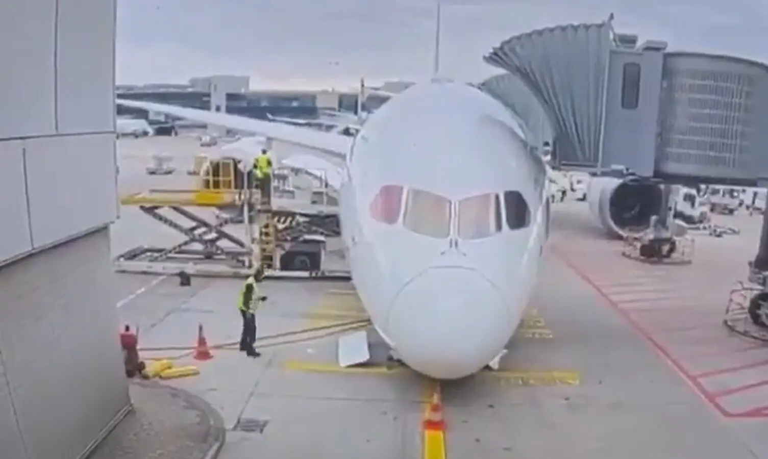 Avião tombou para a frente após trem de pouso quebrar.