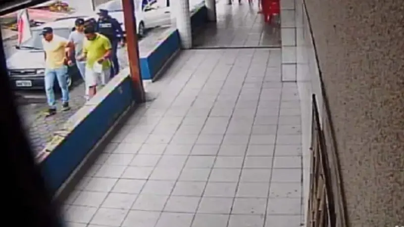 A última imagem registrada da vítima ao lado dos suspeitos que forjavam uma operação policial