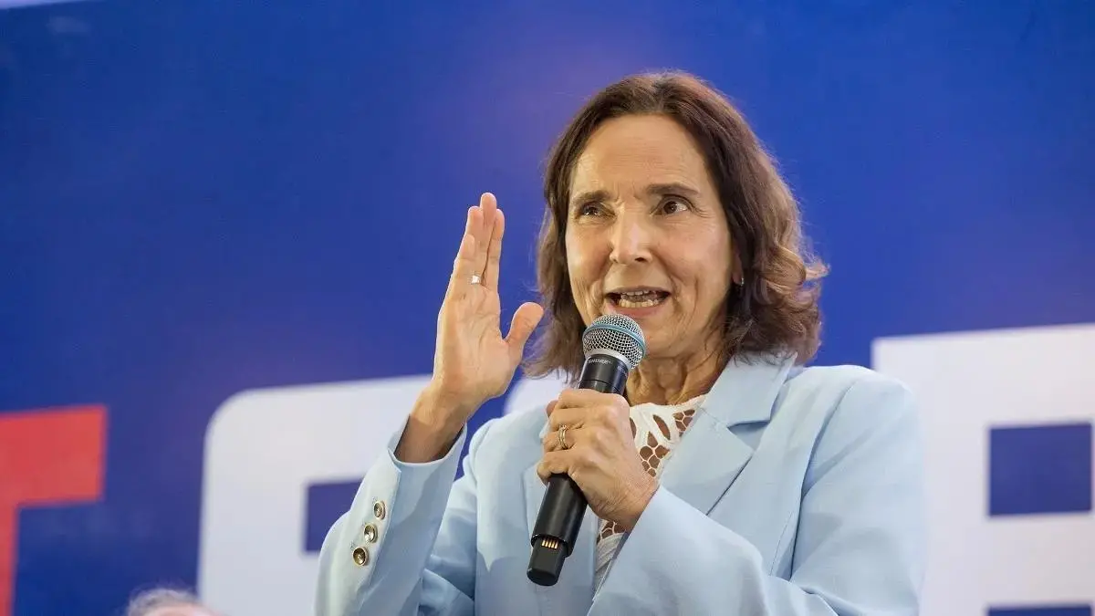 Izolda Cela discursa e gesticula. Ela olha para o horizonte e aponta para lá;