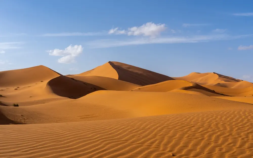 Dunas do deserto do Saara visto de dia.