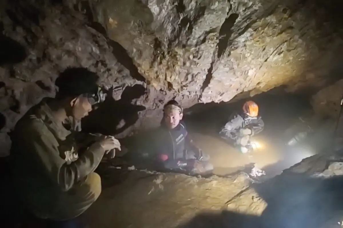 Foto de caverna no Laos, durante buscas.