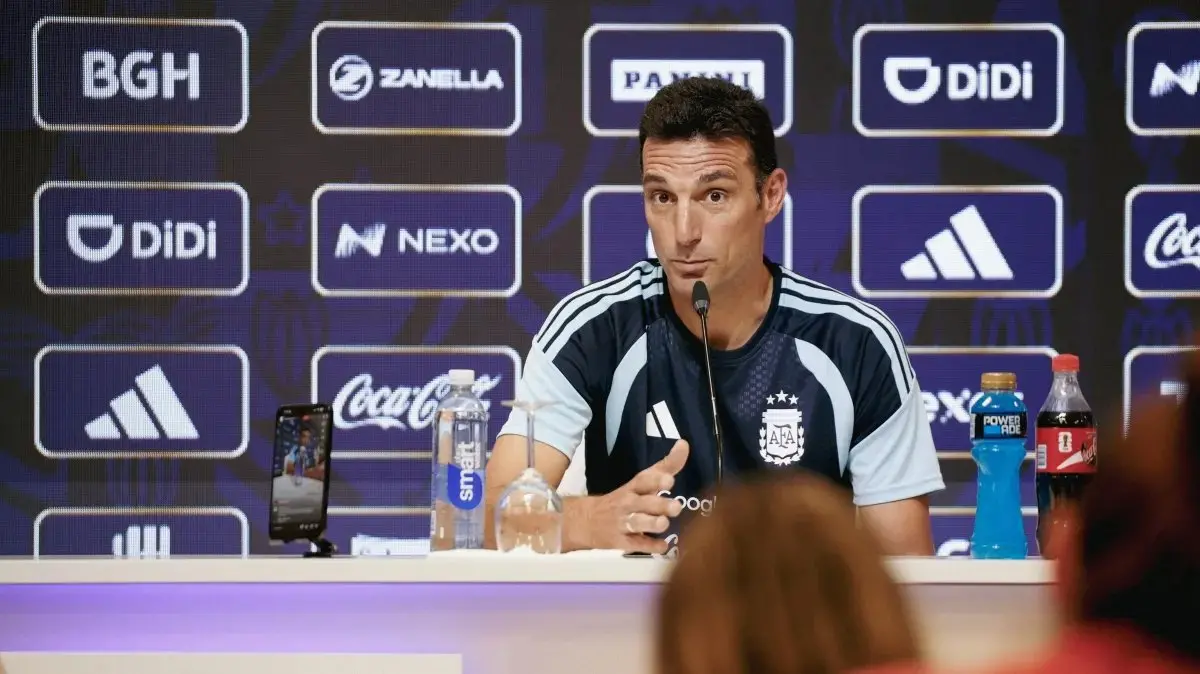 Técnico Lionel Scaloni em entrevista coletiva