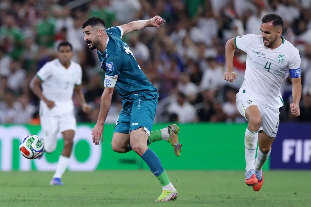 Foto de Aymen Hussein, jogador da seleção do Iraque, durante partida de futebol contra a Bolívia.