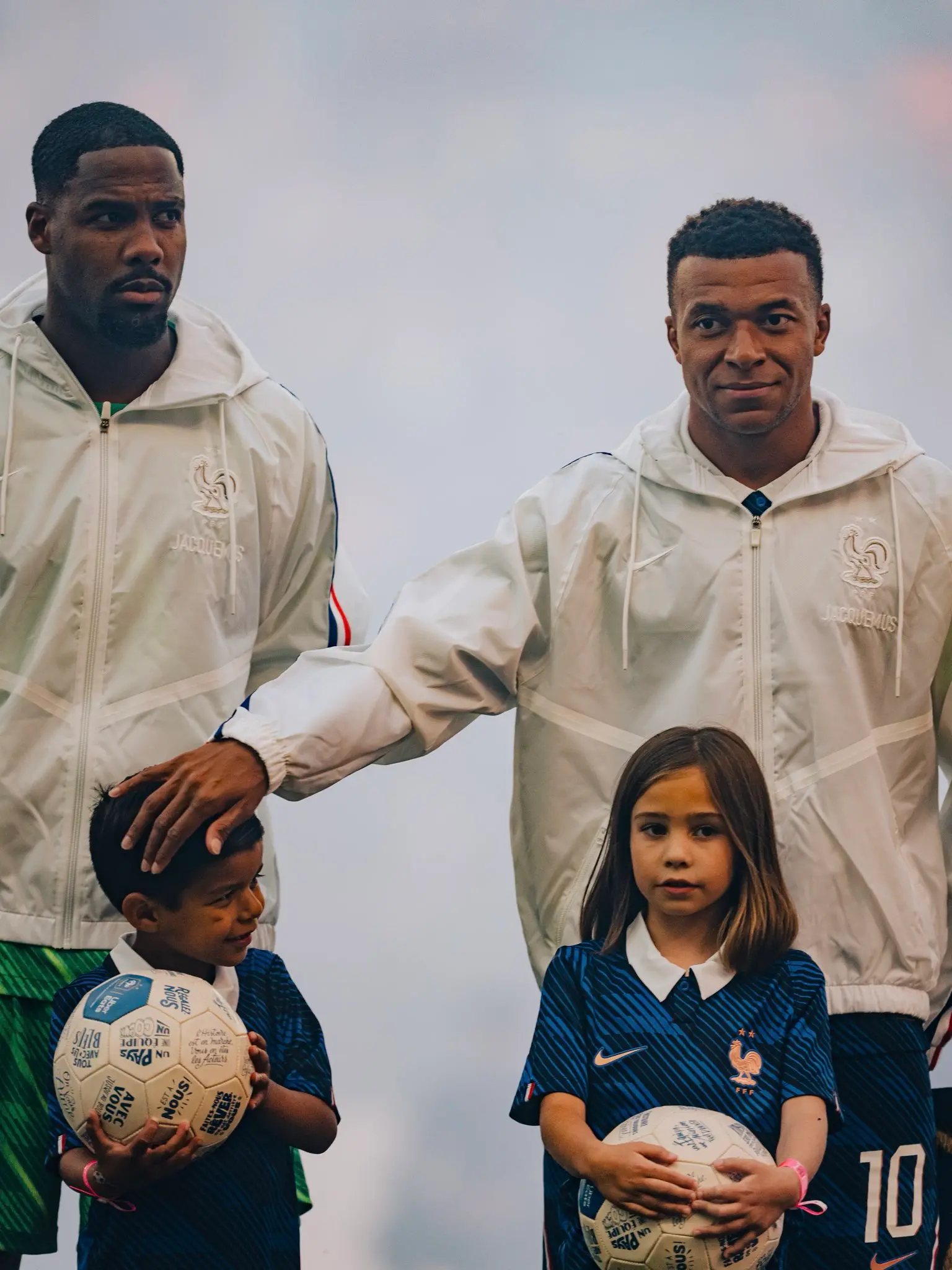 Mbappé com cara de poucos amigos em sessão fotográfica da França